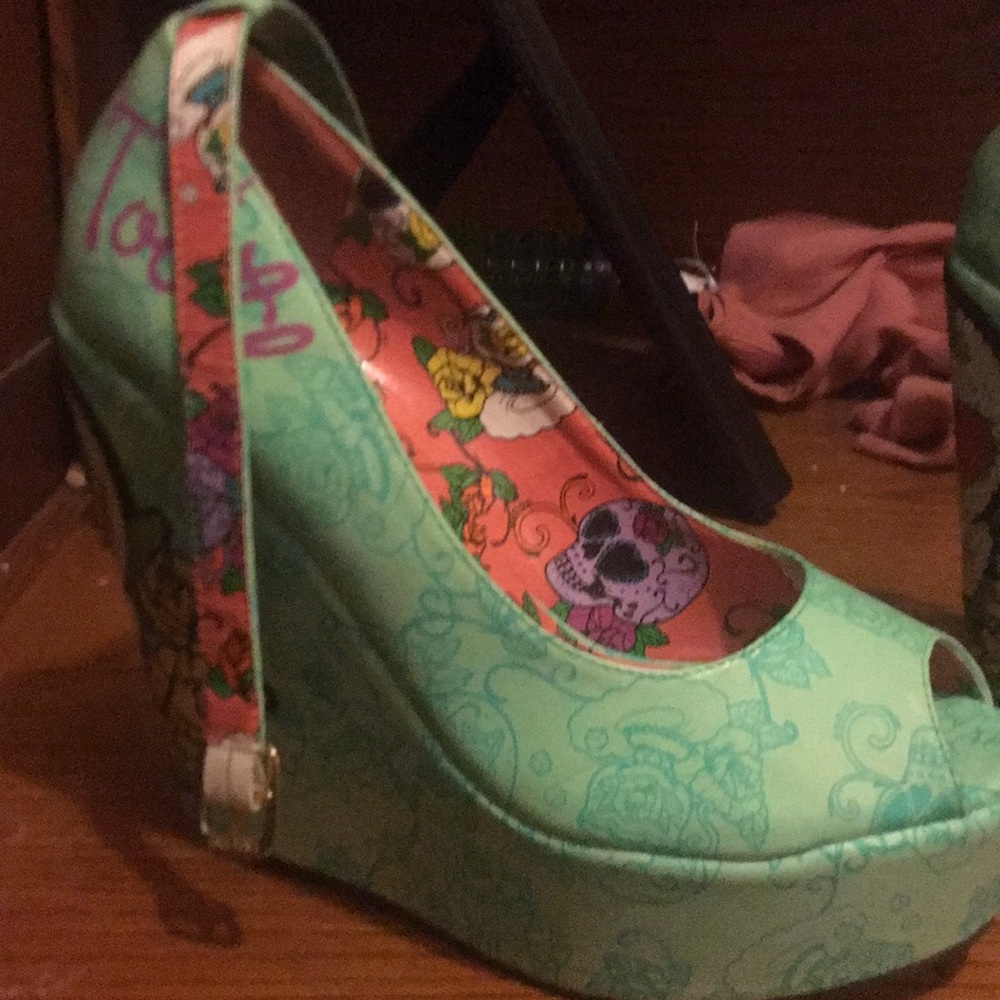 Iron fist sugar skull wedges